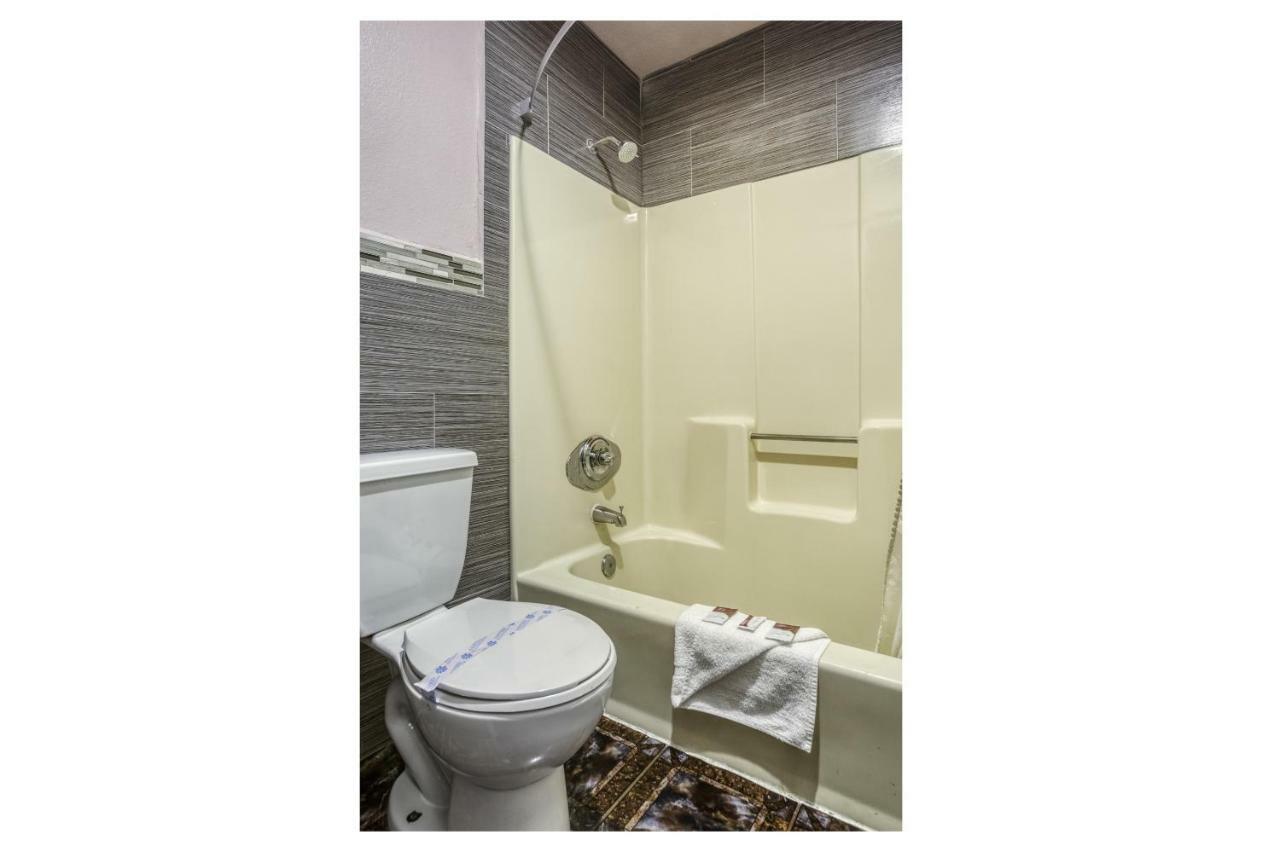 Hotel Whittier, Ca I-605 Екстер'єр фото